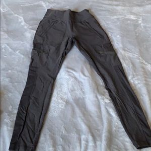 Athleta Headlands Hybrid Cargo Tight - Dark Grey 4